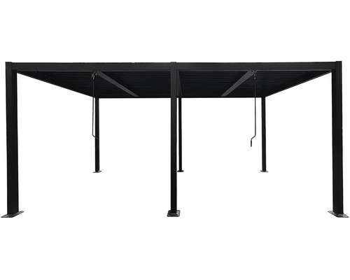 Volně stojící pergola s nastavitelnou lamelovou střechou z kovu a dvěma klikami pro ruční ovládání.