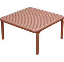 Čtvercový zahradní odkládací stolek v barvě terracotta s lamelovým povrchem z plastu.