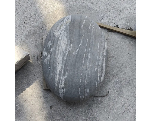 Oválný bludný balvan z přírodního kamene s šedou a bílou strukturou.