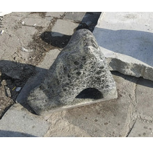 Přírodní pramenný kámen z žuly s otvorem pro zahradní architekturu