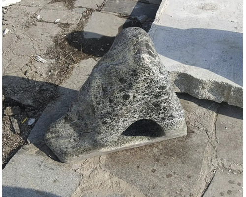 Přírodní pramenný kámen z žuly s otvorem pro zahradní architekturu