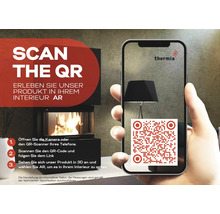 Ruka drží telefon s QR kódem a Thermia Logo před moderními krbovými kamny s hořícím ohněm. Pokyny k použití rozšířené reality pro virtuální náhled.