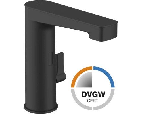 Černá umyvadlová baterie s certifikační značkou DVGW.