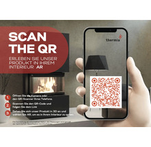 Smartphone s Thermia Logo zobrazuje QR kód pro rozšířenou realitu krbových kamen. V pozadí jsou moderní černá krbová kamna s ohněm.