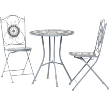 Bistro set z kovu s mozaikovým zdobením, skládající se z kulatého stolu a dvou skládacích židlí.