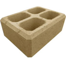 Betonová tvárnice se čtyřmi obdélníkovými otvory a zkosenými hranami.