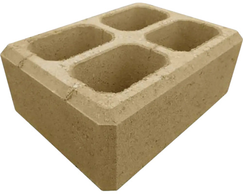 Betonová tvárnice se čtyřmi obdélníkovými otvory a zkosenými hranami.