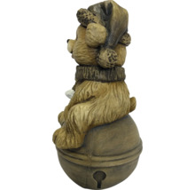 Vánoční figurka medvěda s čepicí a šálou sedícího na zvonku