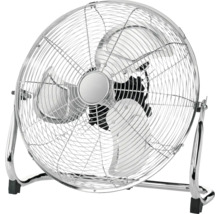 Podlahový ventilátor z kovu v chromovém vzhledu se třemi lopatkami a ochrannou mřížkou.