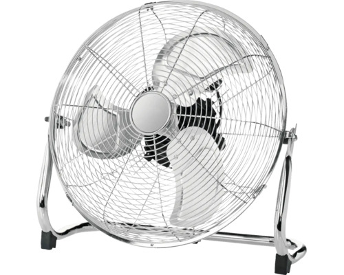 Podlahový ventilátor z kovu v chromovém vzhledu se třemi lopatkami a ochrannou mřížkou.