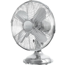 Stolní ventilátor z pochromovaného kovu od Nordic Home s ochrannou mřížkou a čtyřmi lopatkami.