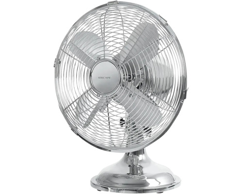 Stolní ventilátor z pochromovaného kovu od Nordic Home s ochrannou mřížkou a čtyřmi lopatkami.