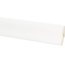 Bílá soklová lišta z dřevěného materiálu s profilovaným průřezem.