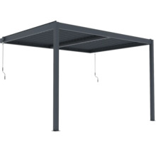 Samostatně stojící tmavě šedá kovová pergola s nastavitelnými lamelami a ručními klikami.
