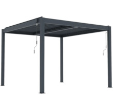 Volně stojící hliníková pergola s nastavitelnou lamelovou střechou a ručními klikami pro ovládání.