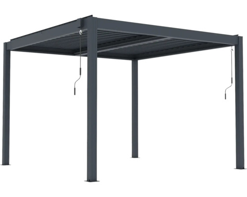 Volně stojící hliníková pergola s nastavitelnou lamelovou střechou a ručními klikami pro ovládání.