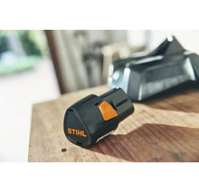 Lithium-iontový akumulátor Stihl AS 2 pro systém AS na dřevěném povrchu.