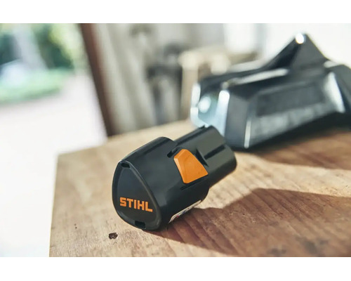 Lithium-iontový akumulátor Stihl AS 2 pro systém AS na dřevěném povrchu.