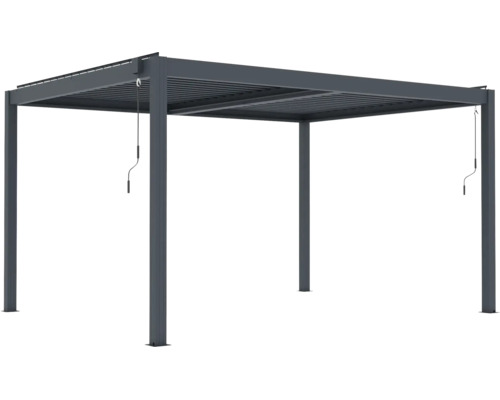 Hliníková pergola s nastavitelnou lamelovou střechou a ručními klikami.