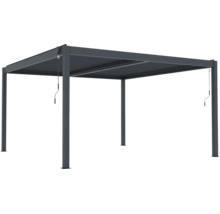 Volně stojící kovová pergola s nastavitelnou lamelovou střechou a ručními klikami pro ovládání.