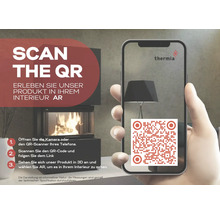 Ruka drží chytrý telefon s kódem Quick Response a Thermia Logo před krbem pro vizualizaci produktů pomocí rozšířené reality v prostoru.