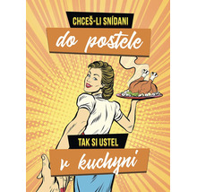 Plechová cedule v retro stylu s vyobrazením ženy nesoucí pečené kuře a českým vtipným textem o snídani do postele.