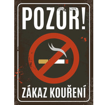Dekorační plechová cedule s tschechým nápisem Pozor Zakaz Koureni a symbolem zákazu kouření ve vintage stylu.