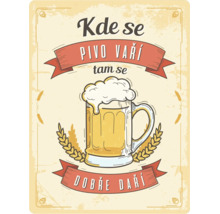 Plechová cedule v retro stylu s ilustrací půllitru piva, obilnými klasy a českým nápisem Kde se pivo vaří tam se dobře daří.