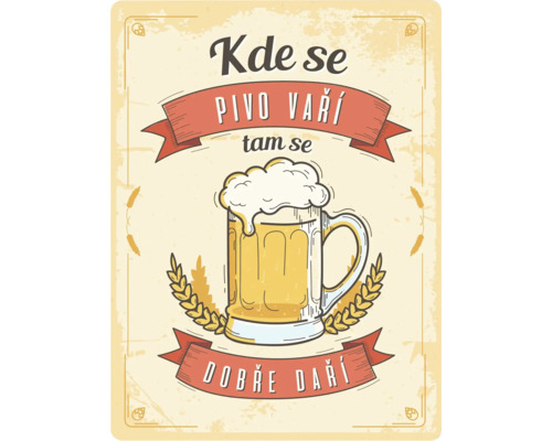 Plechová cedule v retro stylu s ilustrací půllitru piva, obilnými klasy a českým nápisem Kde se pivo vaří tam se dobře daří.