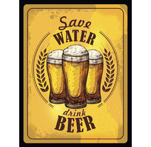 Plechová cedule s nápisem Save water drink beer a ilustrací tří sklenic piva ve vintage stylu.