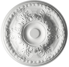 Bílá kulatá stropní rozeta s květinovými ornamenty v klasickém štukovém stylu.