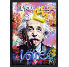 Nástěnný obraz v pop-art stylu s Albertem Einsteinem vyplazujícím jazyk, korunou, nápisem Love a All you need is v černém rámu.