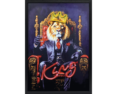 Zarámovaný obraz lva v obleku na trůnu, neonová koruna a nápis King.