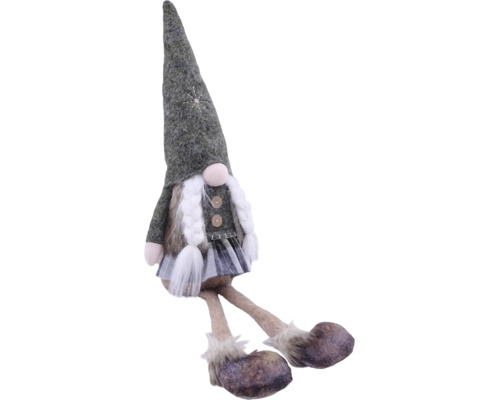 Sedící figurka skřítka s vysokou špičatou čepicí, copy a dlouhýma nohama.