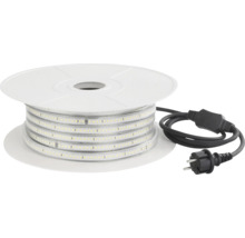LED světelný had na bílé cívce s černým napájecím kabelem a zástrčkou.