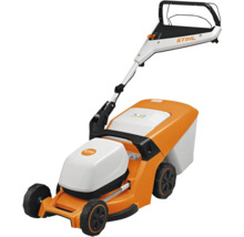 Akumulátorová sekačka na trávu STIHL se sběrným košem a nastavitelným držadlem.