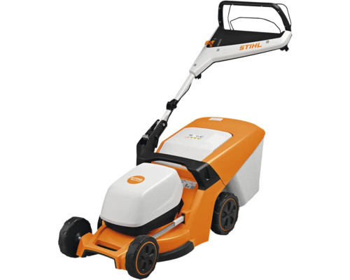 Akumulátorová sekačka na trávu STIHL se sběrným košem a nastavitelným držadlem.