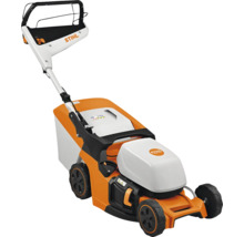 Akumulátorová sekačka na trávu STIHL se sběrným košem a nastavitelným držadlem.