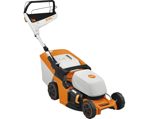 Akumulátorová sekačka na trávu STIHL se sběrným košem a nastavitelným držadlem.