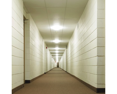 Chodba s kobercem a osvětlením