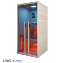 Infrasauna Sanotechnik ze dřeva se skleněnou přední stěnou, madly, lavičkou, topnými tělesy a digitálním ovládáním. Logo Sanotechnik.
