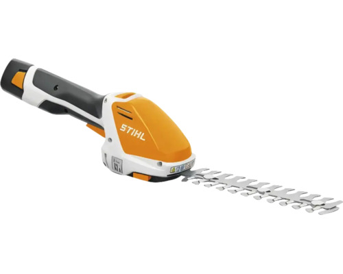 Oranžovo-bílé akumulátorové nůžky na keře Stihl s dlouhým kovovým zubatým nožem a černou ergonomickou rukojetí.