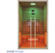 Infrasauna ze světlého dřeva se skleněnými dveřmi, lavicí, digitálním ovládáním a svítícími infračervenými zářiči za dřevěnými lamelami.