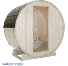 Sudová sauna ze světlého dřeva s prosklenými dveřmi, šindelovou střechou a vnitřními lavicemi na podstavci. Sanotechnik International Logo.