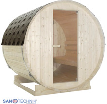 Sudová sauna ze světlého dřeva s celoskleněnými dveřmi, tmavou šindelovou střechou a stabilním dřevěným podstavcem. SanoTechnik Logo.