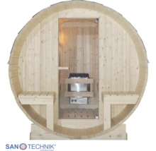 Sudová sauna Sanotechnik ze světlého dřeva se skleněnými dveřmi, venkovními lavicemi a saunovými kamny uvnitř. Sanotechnik International Logo.