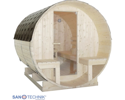 Dřevěná sudová sauna s prosklenými dveřmi, vnitřními lavicemi, venkovním posezením a tmavou šindelovou střechou. Logo Sanotechnik.