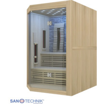 Infrasauna ze světlého dřeva s prosklenými dveřmi, dvěma dřevěnými lavicemi, stropním osvětlením a zadní stěnou se vzhledem kamene. Sanotechnik Logo.