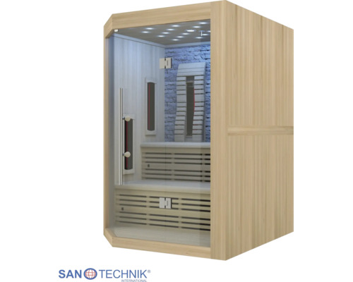 Infrasauna ze světlého dřeva s prosklenými dveřmi, dvěma dřevěnými lavicemi, stropním osvětlením a zadní stěnou se vzhledem kamene. Sanotechnik Logo.