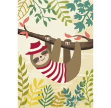 Ilustrace lenochoda visícího na větvi, v pruhovaném klobouku a tričku s motivem listů.